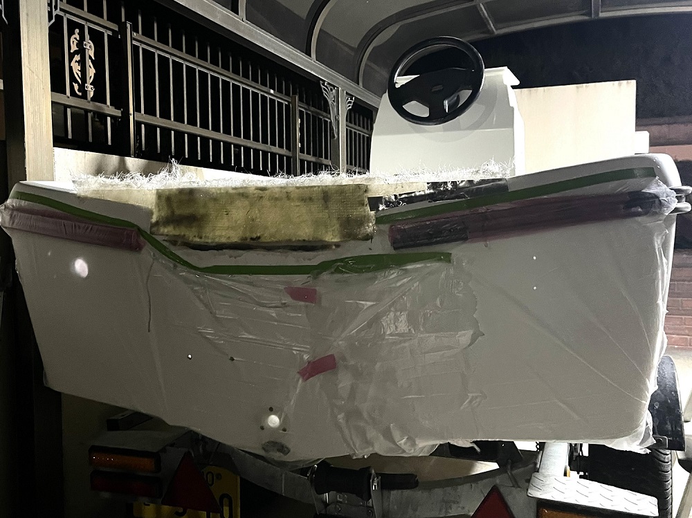 何もない空間にFRPでの造形作業