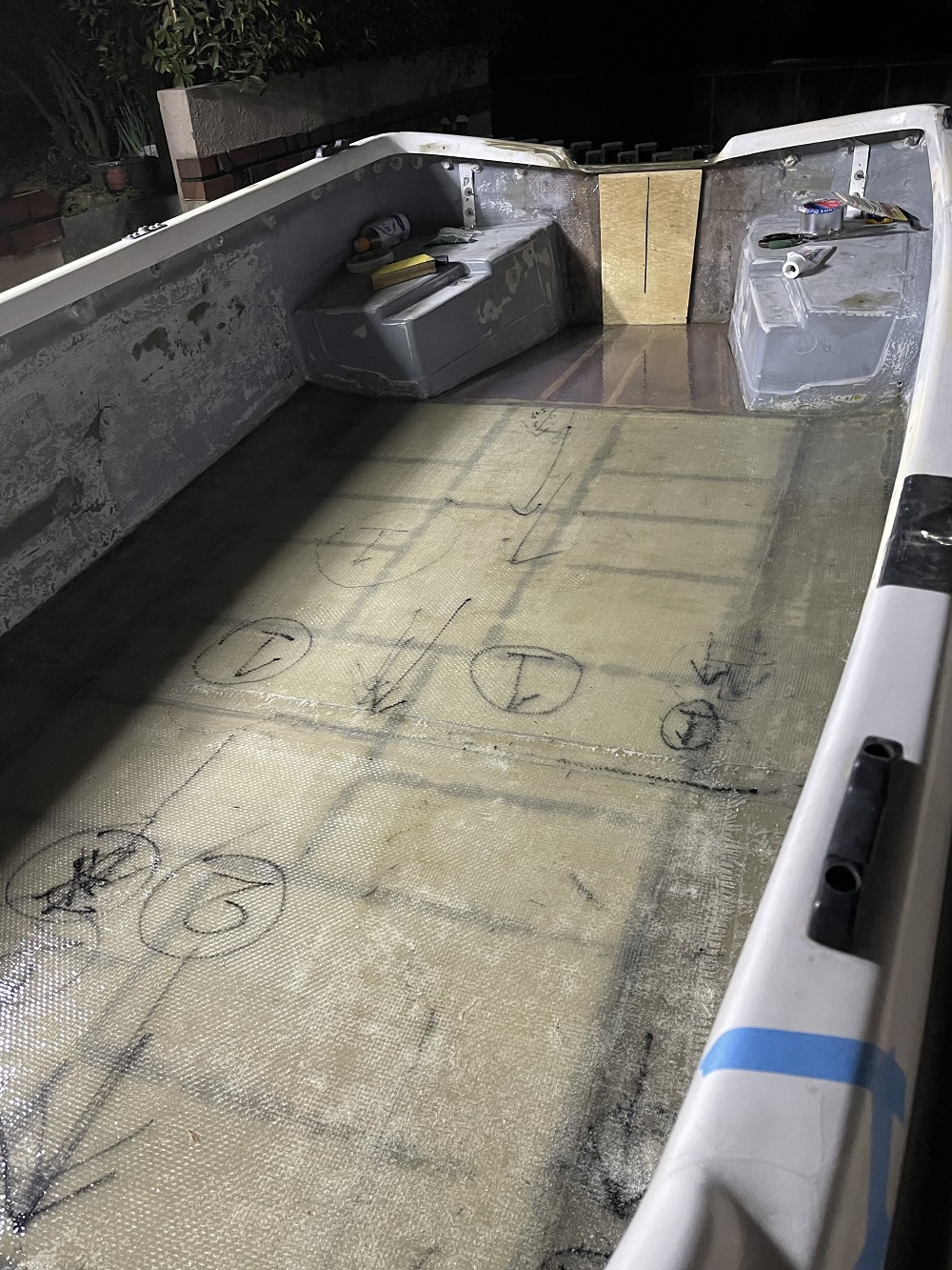 FRPの単板を乗せて接着　ミニボートの大改造