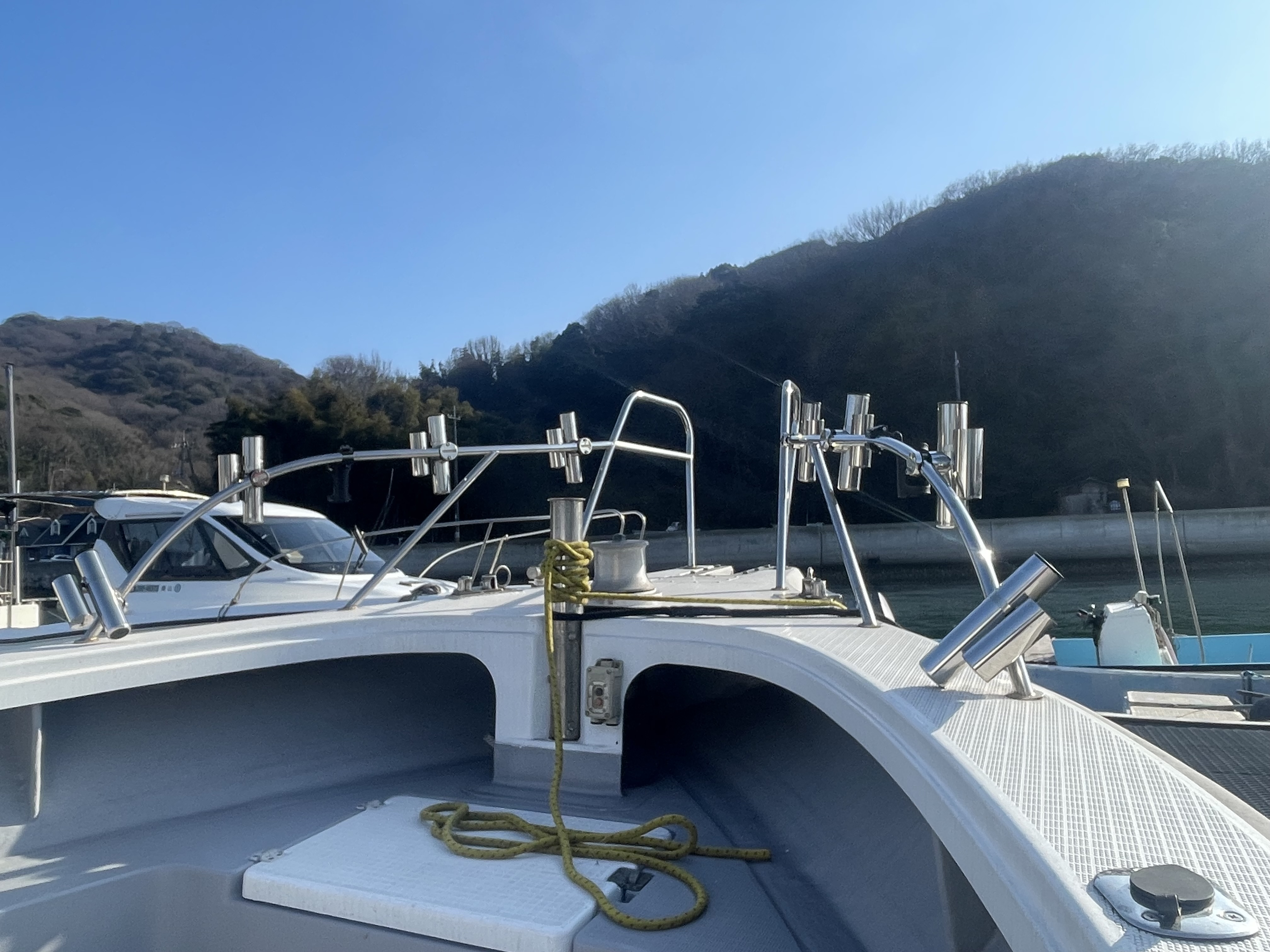 岡山県遊漁船 HORIZONの船首のスターンレールにロッドホルダーとジグホルダー装着の写真